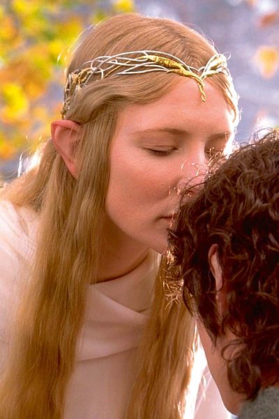 Elfkou Galadriel v trilogii Pán prstenů prý udělala největší radost svému manželovi, kterého vzrušují velké uši. 