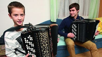 Běloruský student konzervatoře Roman Zabelov vyučuje dvanáctiletého Pepu hře na akordeon. 