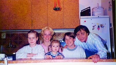 Celá rodina v pražském bytě - zleva Anička, maminka Lucie, Františka, Matěj a táta Martin.