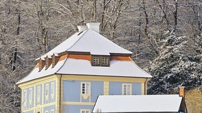 Pokud je v Česku, bydlí Karel Schwarzenberg na zámku Dřevíč v obci Sýkořice.