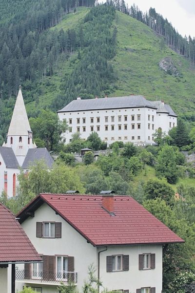 Na rodinném zámku Obermurau vyrůstali všichni tři potomci, kteří přišli na svět během manželství Therese a Karla, tedy nejstarší Jan Nepomuk (1967), prostřední Anna Carolina (1968) a nejmladší Karel Filip (1979). 