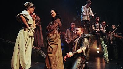 V muzikálu Robin Hood se v Divadle Kalich potkává mj. s Lucií Šoralovou a Janem Křížem (v popředí).