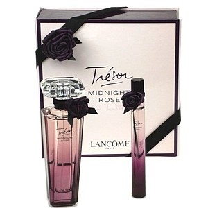 Lancome Tresor Midnight Rose je nazývána smyslnou pokračovatelkou poslední edice Tresor In Love. Nová dávka Pařížské romance nám nabízí příběh začínající vášnivými akordy maliny a bohatými tóny růže. Je to doslova láska na první pohled.
