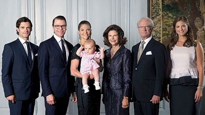 Navenek šťastná rodina při focení 1. ledna 2013 - Zleva: princ Carl Philip, princ Daniel, princezna Victoria s dcerou Estelle, královna Silvia, král Carl XVI Gustaf a princezna Madeleine.