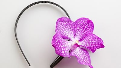 Čelenka s živou orchideí.