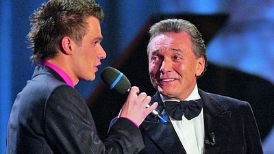 Rok 2004 a Český slavík. Vycházející moderátorská hvězda uvádí tradičně suverénního matadora ankety. Karel Gott tehdy získal svého třicátého slavíka. 
