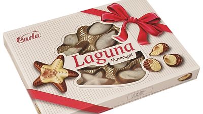 Milovníky sladkého jistě potěší Mořské plody Laguna od české čokoládovny Carla. Výběrová bonboniéra plná pralinek s lahodnou nugátovou náplní nese také ocenění KLASA. Zabalená je v krásném obalu, takže si s balením už nemusíte dělat starosti.