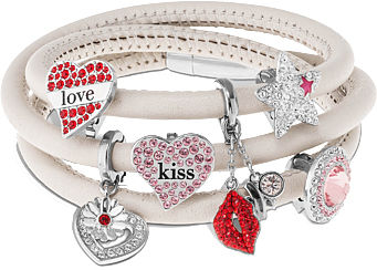 Sada ozdobných přívěsků typu „charm“ s motivy srdce a detaily z třpytivých křišťálů: náramek s přívěsky One, Script Love a Heart Cord.