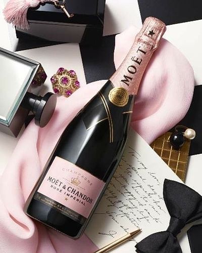 Šampaňské Moët Rosé Impérial elegantně kombinuje luxus a romantiku. Speciální balení “Love Case” obsahuje láhev růžového šampaňského, speciální pero a brožurku s rozmanitými samolepkami 