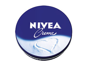 Limitovaná edice lásky krému Nivea - srdce v bílé sněhové peřině pro všechny zimní lásky ...Tolik jemné ochrany všech milovaných do jejich mrazivých dní s posvátným symbolem těch nejkrásnějších upřímných přání. Nejen, když se právě blíží Svatý Valentýn. 