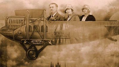 Předci Heleny Voldánové - pradědeček Antonín s dcerami Jarmilou a Marií.