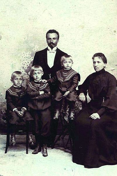 Pradědeček František s ženou Julií a třemi syny.