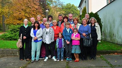 Své příbuzné z otcovy strany Helena Voldánová (třetí zleva) nejen dohledala, ale také pozvala loni na podzim na rodinný sraz do Chocně.