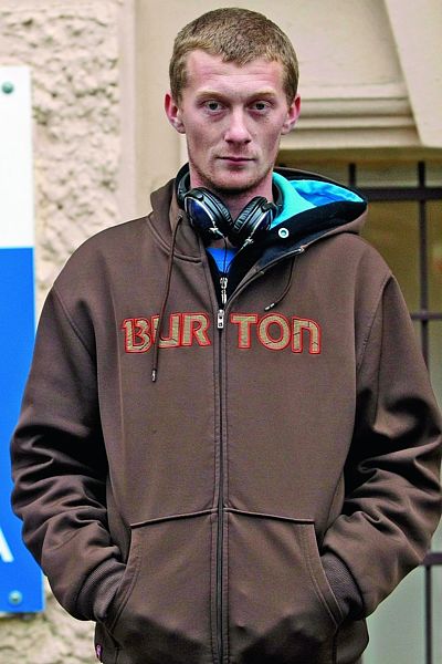 Michala z Kladna (vpravo) v sedmnácti letech odmítl živit partner jeho matky – na ulici se ocitl na Štědrý den. Jen tak, bez bundy, v mrazu, ve městě, které neznal. 
