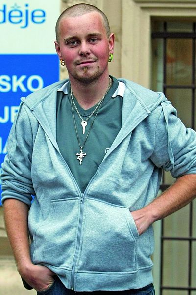 Vojta, přijel do Prahy před pár měsíci z Krupky a bydlení si našel ve squatu. 