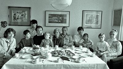 Rodinná fotografie Rudolfa Hrušínského z 80. let 20. století. Po jeho levici syn Jan se svou rodinu a po pravici manželka a syn Rudolf s rodinou. 
