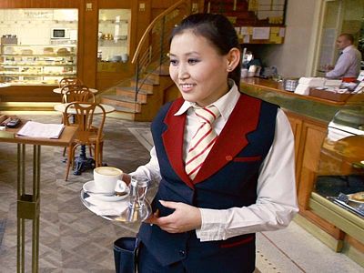 Veronika už rok pracuje v Praze v Café Savoy. V Česku žije deset let a je spokojená. Nevadí jí ani to, že i ji lidé považují za Vietnamku, ačkoli pochází z Mongolska. 