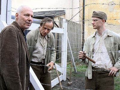 Ve filmu režiséra Petra Nikolaeva (vlevo) Lidice ztvárnil spoluvězně Karla Rodena. 