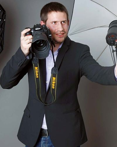 Fotograf Jan Krahulec v akci. S modelkami si plní své umělecké nápady. 