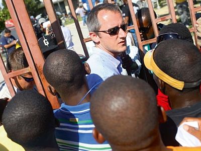 Po zemětřesení na Haiti viděl poprvé v životě zlomené lidi, jak mezi troskami a mrtvolami chodí odnikud nikam. 