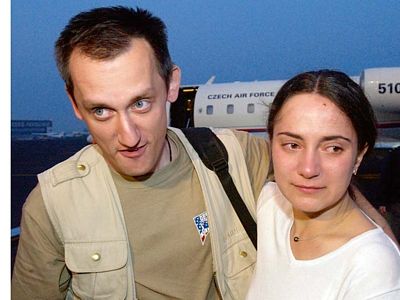 S přítelkyní (dnes už manželkou) Anettou Petrovičovou po svém příletu z iráckého zajetí na jaře 2004.