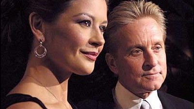 Manželé Catherine Zeta-Jonesová a Michael Douglas, jejichž rodina se v neděli 20. dubna 2003 rozrostla o dceru Carys.