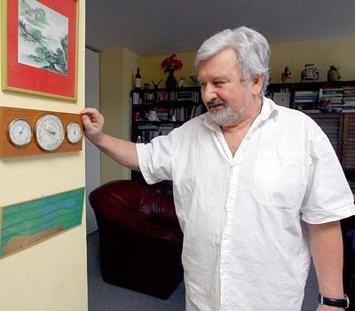 Psychiatr Jan Cimický si kvůli pacientům citlivějším na výkyvy tlaku pořídil hned dvě meteorologické stanice. Jednu digitální má ještě vedle svého stolu. 