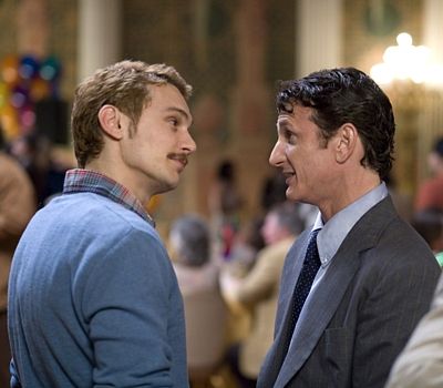 V životopisném dramatu Milk si zahrál homosexuálního přítele Seana Penna. 