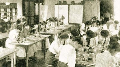 Studentky medicíny ve Spojených státech při histologii v mikroskopovém sále. 