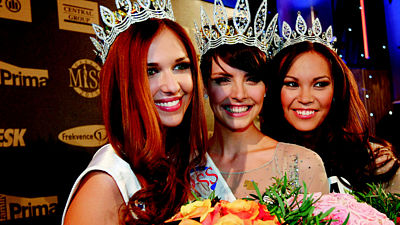 Tři oficiálně nejkrásnější ženy České republiky pro rok 2013. Zleva: Česká Miss World 2013, devatenáctiletá Lucie Kovandová z Dolních Kounic u Brna, která skončila na druhém místě. Uprostřed vítězka soutěže - Česká Miss 2013 Gabriela Kratochvílová.