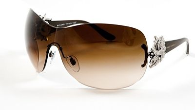 Bvlgari „Starlight“ -nádhernou brož umístěnou na stranici lze sundat a můžeme ji dle nálady a zvoleného outfitu použít jako doplněk. Úchvatná kolekce „Starlight“ značky Bvlgari nesmí chybět nikomu, kdo miluje módu a výjimečné brýle. 