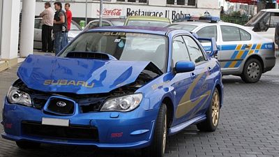 Filip Renč si vyzkoušel také jízdu na závodním okruhu. Běžný provoz je ale něco jiného. Důkazem může být i skutečnost, kdy hercovo modré subaru zezadu vrazilo do jiného vozu a silně poškozené pak muselo zůstat v servisu. 