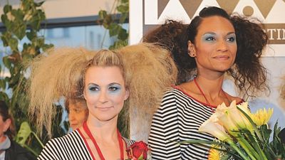 I když je doma s dětmi, snaží se prorazit. Například jako modelka, vpravo Lejla Abbasová.