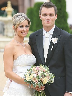 Červenec 2008: Monika Poslušná se vdává za Leoše Mareše. Po roce a půl od něj odchází kvůli jeho nevěře.