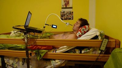 Počítač ovládá pomocí speciální myši ústy.