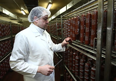 Hlavní technolog výroby Jaromír Kotoun rozhodně není vegetarián. „Mám rád fermentované salámy, šunku, pečené koleno je taky dobré.“ 