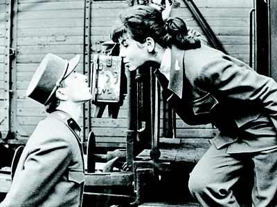 Ostře sledované vlaky. Film, který mladému režisérovi přinesl ještě před třicítkou – roku 1967 – Oscara. Na snímku Václav Neckář s Jitkou Zelenohorskou. 