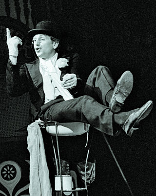 V legendárním představení pražského Činoherního Klubu Penzion pro svobodné pány udivoval jako herec neuvěřitelným pohybovým talentem. 