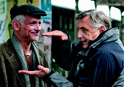 Režisér a jeho hlavní hrdina – Oldřich Kaiser jako Jan Dítě při natáčení úspěšné komedie Obsluhoval jsem anglického krále (2007) podle předlohy Bohumila Hrabala. 