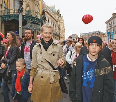 Takhle před čtyřmi lety s Yannickem a Ellou podpořila Pochod proti rakovině prsu. 