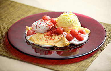 Palačinky s melounem, zmrzlinou a šlehačkou