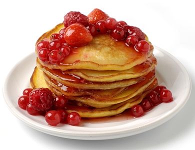 Americké lívance s červeným ovocem a medem