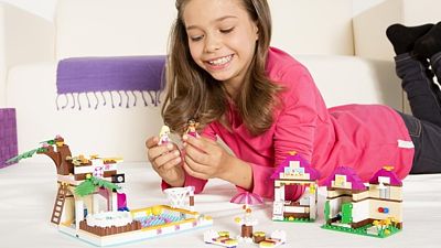 LEGO Friends - velké kamarádky Olivia, Stephanie, Mia, Andrea a Ema se mohou po škole na spoustu zábavy. Díky koupališti, jevišti nebo fotbalovému hřišti je ve městečku Heartlake stále co dělat. Nové figurky zvířátek jsou také roztomilé.