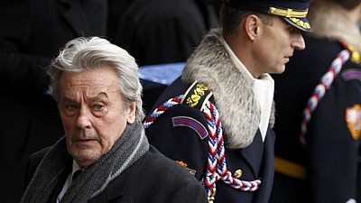 Francouzský herec Alain Delon na pohřbu Václava Havla.