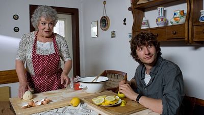 K Jiřině Bohdalové, jejíhož vnuka, kriminalistu Kamila, si zahrál v televizním cyklu Ach, ty vraždy, cítí mladý herec velkou úctu.