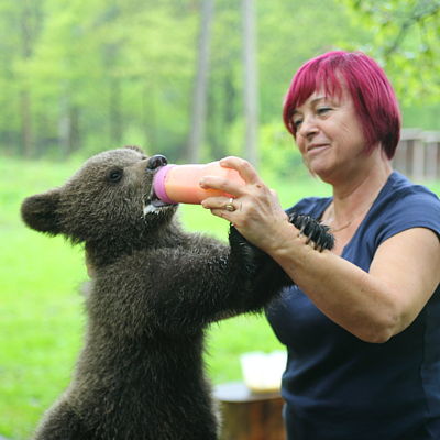 Paní Chaloupková si rozumí s medvědím miminkem Agátou.