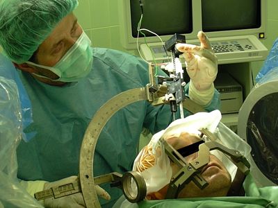 Operace v režii MUDr. Dušana Urgošíka z oddělení stereotaktické a radiační neurochirurgie Nemocnice Na Homolce, kde se metoda DBS provádí již 15 let – Václava Fiedlera operoval právě on. 