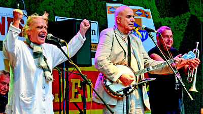 Během prázdnin Banjo Band Ivana Mládka putuje po hudebních festivalech. „Máme narváno, někdy hrajeme dokonce třikrát denně. Doufám, že to přežijeme,“ děsí se i těší šéf kapely. Na snímku s oblíbenou komičkou Lenkou Šindelářovou. 