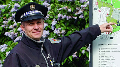 Městský policista Martin Vyšínský toleruje, když se pes bez vodítka pohybuje u páníčkovy nohy. Jakmile ale zvíře zaběhne daleko a majitel ho nemá pod kontrolou, řeší to domluvou a výjimečně i pokutou. Mohlo by totiž třeba porazit dítě. 