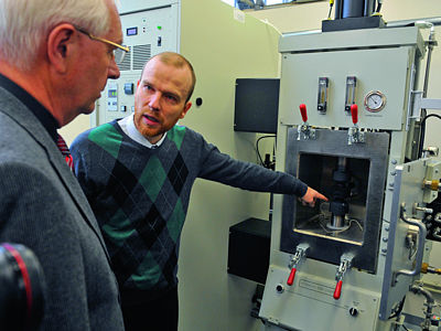 V přímém výzkumu už profesor Jiří Drahoš nepracuje, ale je s ním stále v těsném kontaktu. Na snímku v nové laboratoři plazmových technologií. 